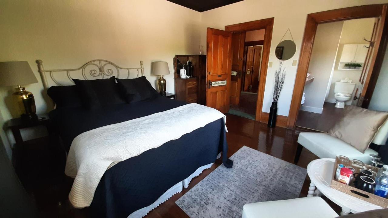 Stonewater Manor B&B Gananoque Esterno foto