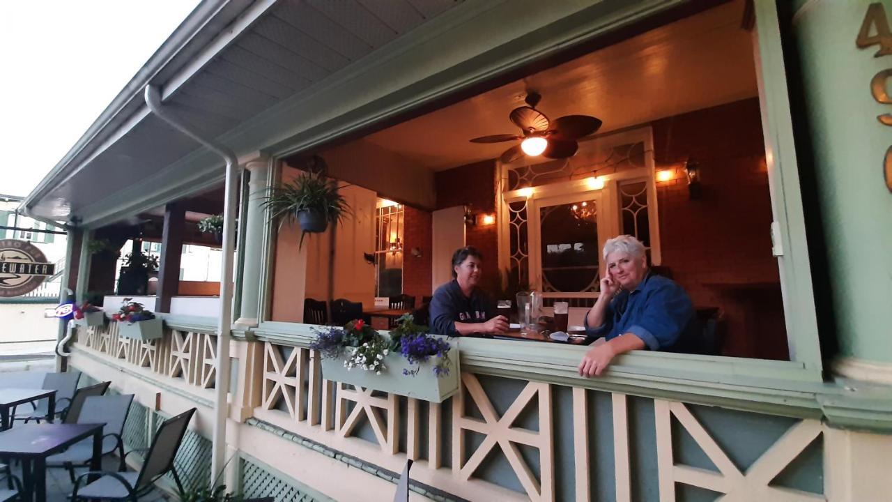 Stonewater Manor B&B Gananoque Esterno foto