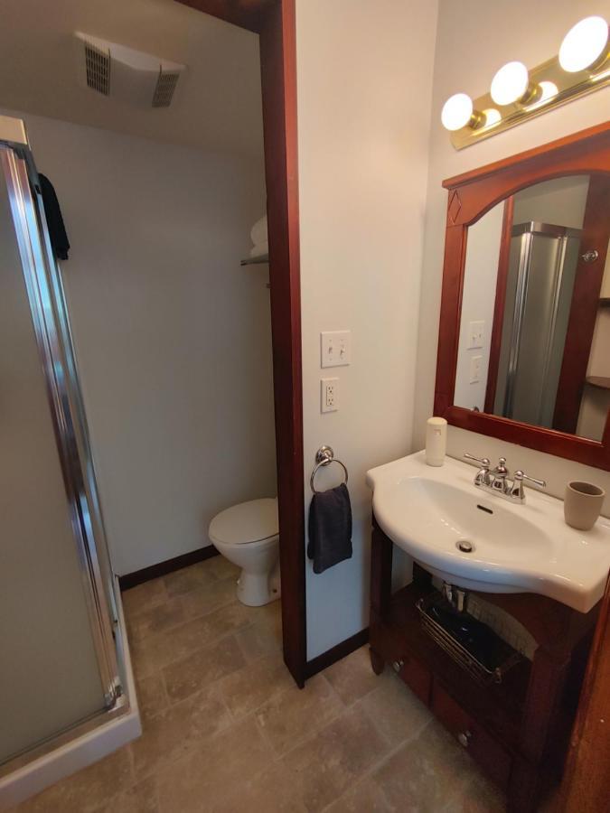 Stonewater Manor B&B Gananoque Esterno foto