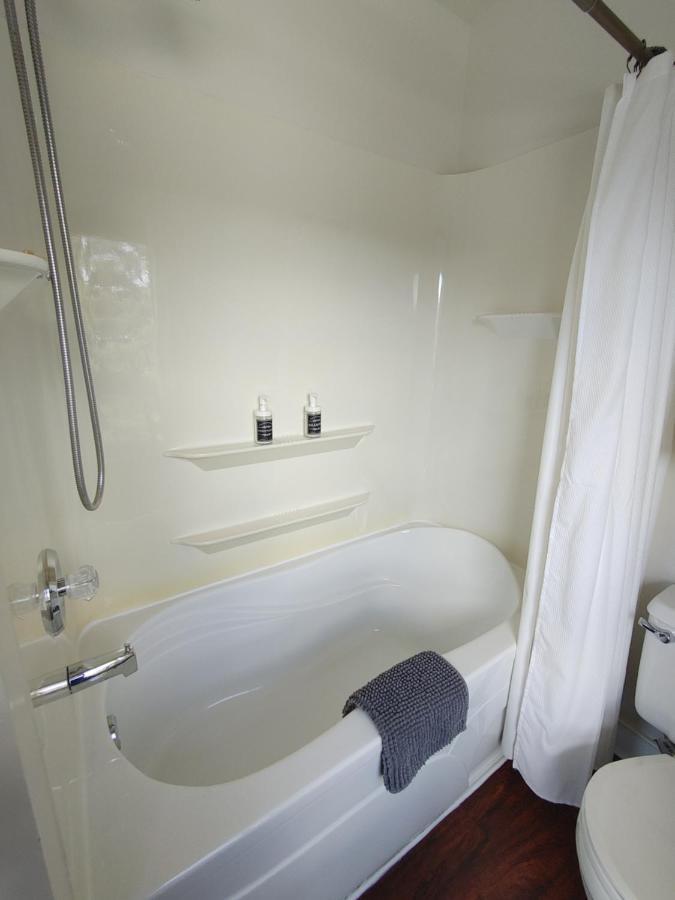 Stonewater Manor B&B Gananoque Esterno foto