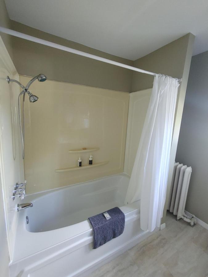 Stonewater Manor B&B Gananoque Esterno foto