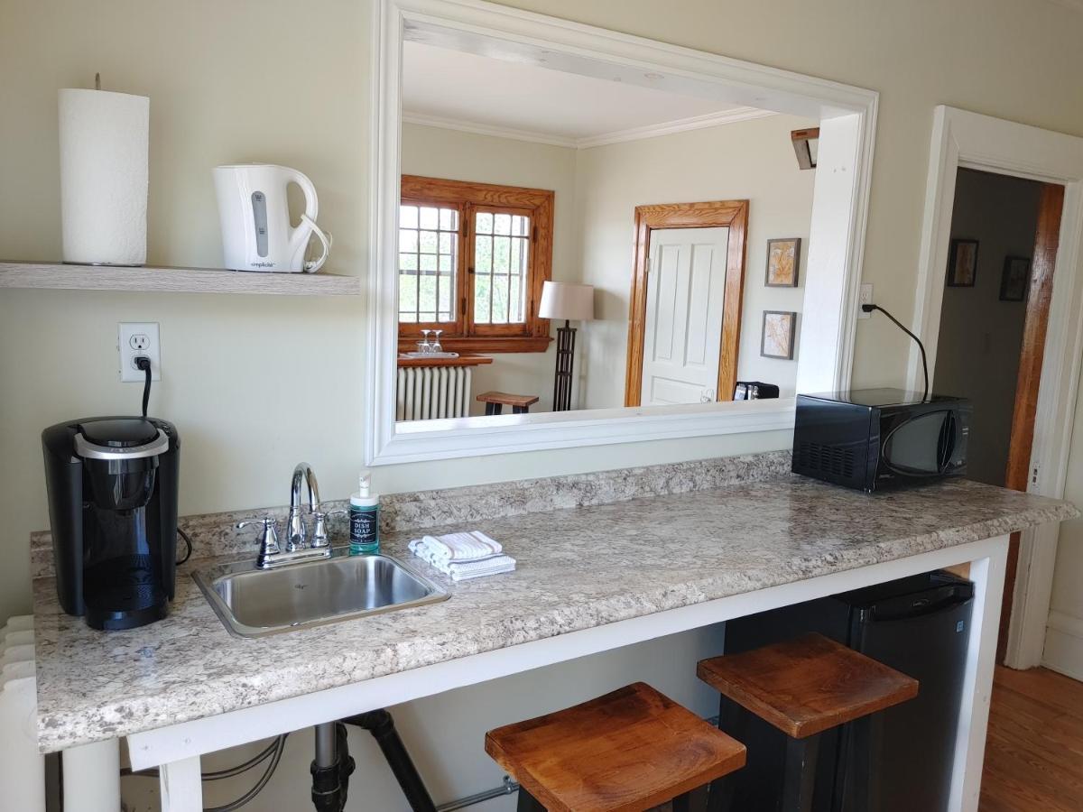Stonewater Manor B&B Gananoque Esterno foto